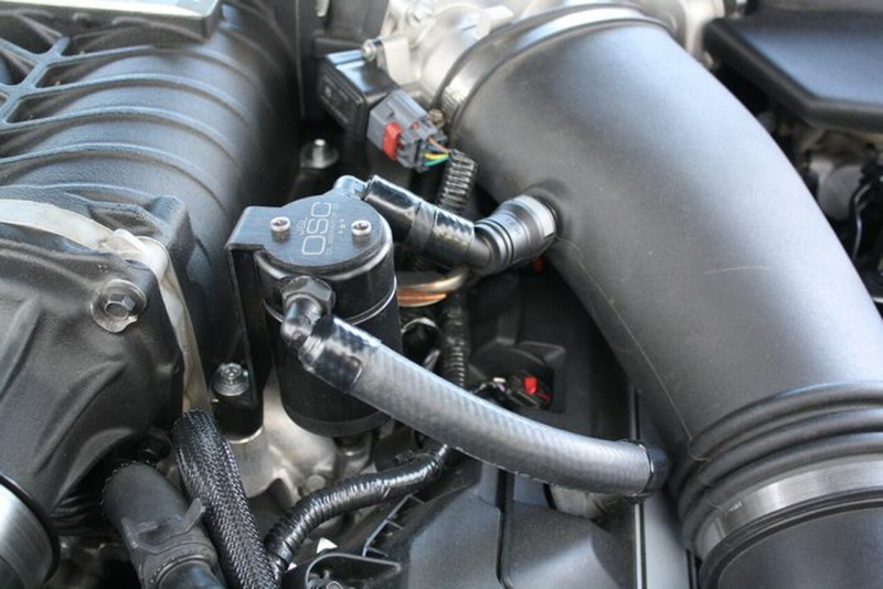 J&L 11-17 Ford Mustang GT (w/Roush/VMP Supercharger) Driver Side Oil Separator 3.0 - Black Anodized - Bild 2