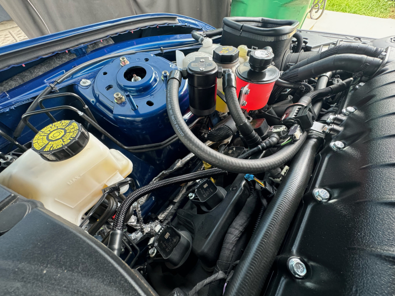 J&L 24+ Ford Mustang 5.0L (w/ Whipple Supercharger) Oil Separator - 3.0 CCV Side Black Anodized - Bild 4